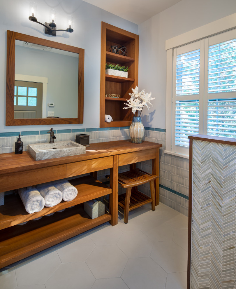Foto de cuarto de baño clásico renovado con armarios con paneles lisos, puertas de armario naranjas, aseo y ducha, lavabo sobreencimera y encimera de madera