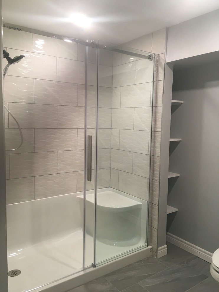 Inredning av ett klassiskt stort grå grått en-suite badrum, med skåp i shakerstil, vita skåp, en öppen dusch, en toalettstol med separat cisternkåpa, vit kakel, tunnelbanekakel, grå väggar, laminatgolv, ett nedsänkt handfat, bänkskiva i kvartsit, grått golv och dusch med skjutdörr