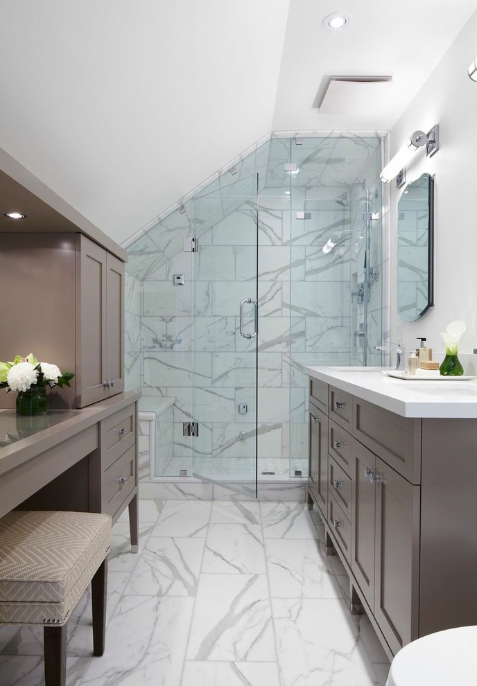 Пример оригинального дизайна: ванная комната в стиле неоклассика (современная классика) с серыми фасадами, душем в нише, белой плиткой, белыми стенами и фасадами в стиле шейкер