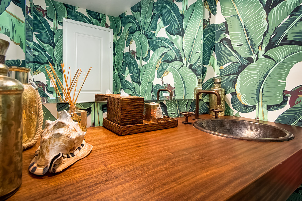 Inspiration för stora exotiska badrum med dusch, med ett nedsänkt handfat, möbel-liknande, skåp i mellenmörkt trä, träbänkskiva, en toalettstol med hel cisternkåpa, gröna väggar och mellanmörkt trägolv
