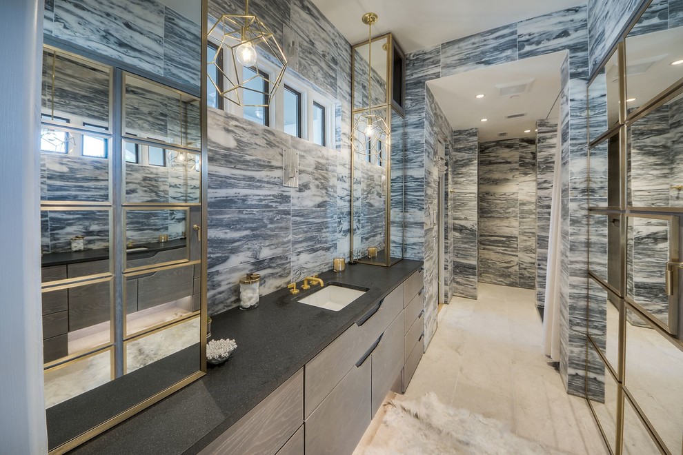 Großes Modernes Badezimmer En Suite mit flächenbündigen Schrankfronten, grauen Schränken, Unterbauwaschbecken und grauer Waschtischplatte in Atlanta