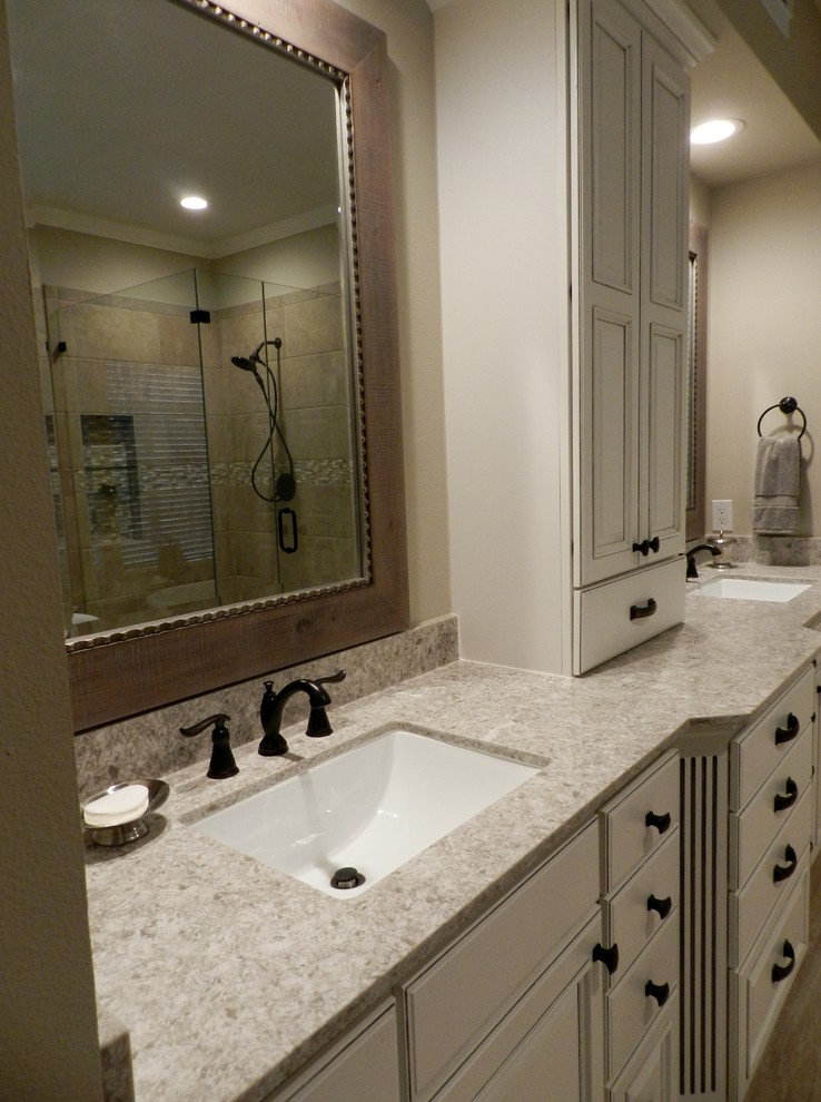 На фото: ванная комната в стиле неоклассика (современная классика) с отдельно стоящей ванной и накладной раковиной с