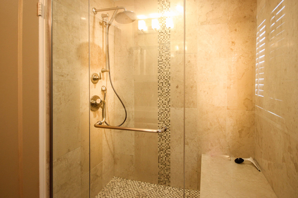 На фото: главная ванная комната среднего размера в современном стиле с консольной раковиной, плоскими фасадами, темными деревянными фасадами, угловым душем, раздельным унитазом, желтыми стенами и полом из керамической плитки