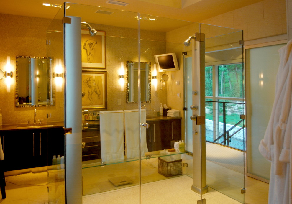 Idéer för ett mycket stort klassiskt en-suite badrum, med ett undermonterad handfat, släta luckor, skåp i mörkt trä, bänkskiva i kalksten, ett platsbyggt badkar, en kantlös dusch, en bidé, beige kakel, stenkakel, beige väggar och kalkstensgolv