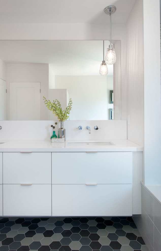 Источник вдохновения для домашнего уюта: ванная комната среднего размера в современном стиле с врезной раковиной, плоскими фасадами, белыми фасадами, столешницей из кварцита, белыми стенами и полом из керамогранита