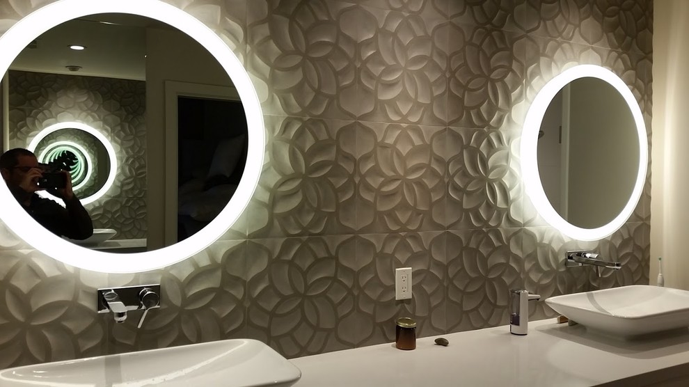 Esempio di una stanza da bagno padronale contemporanea di medie dimensioni con lavabo a bacinella, ante in stile shaker, ante bianche, doccia alcova e pareti nere