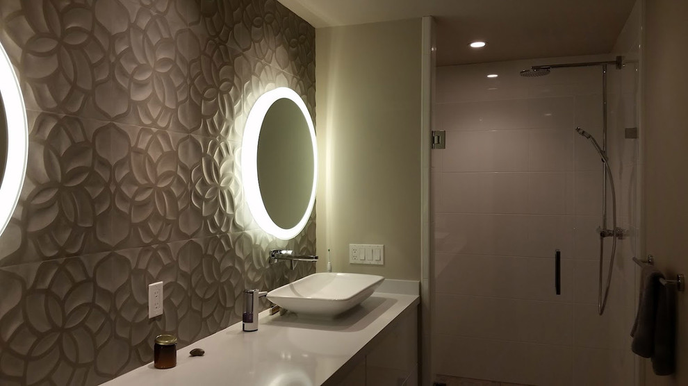Foto de cuarto de baño principal actual de tamaño medio con lavabo sobreencimera, armarios estilo shaker, puertas de armario blancas, ducha empotrada y paredes negras