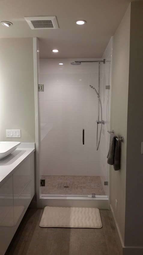 Immagine di una stanza da bagno padronale design di medie dimensioni con lavabo a bacinella, ante in stile shaker, ante bianche, doccia alcova e pareti nere
