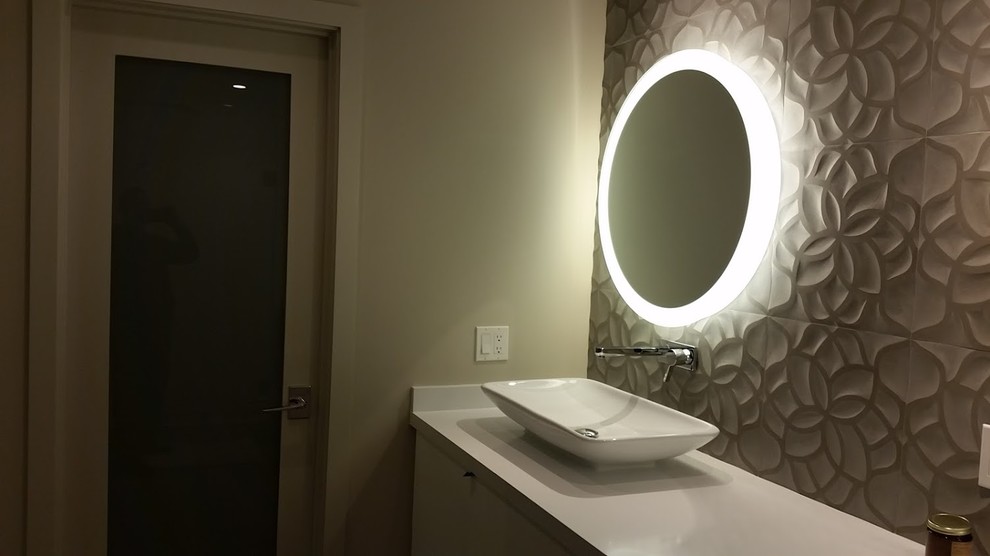 Стильный дизайн: главная ванная комната среднего размера в современном стиле с настольной раковиной, фасадами в стиле шейкер, белыми фасадами, душем в нише и черными стенами - последний тренд