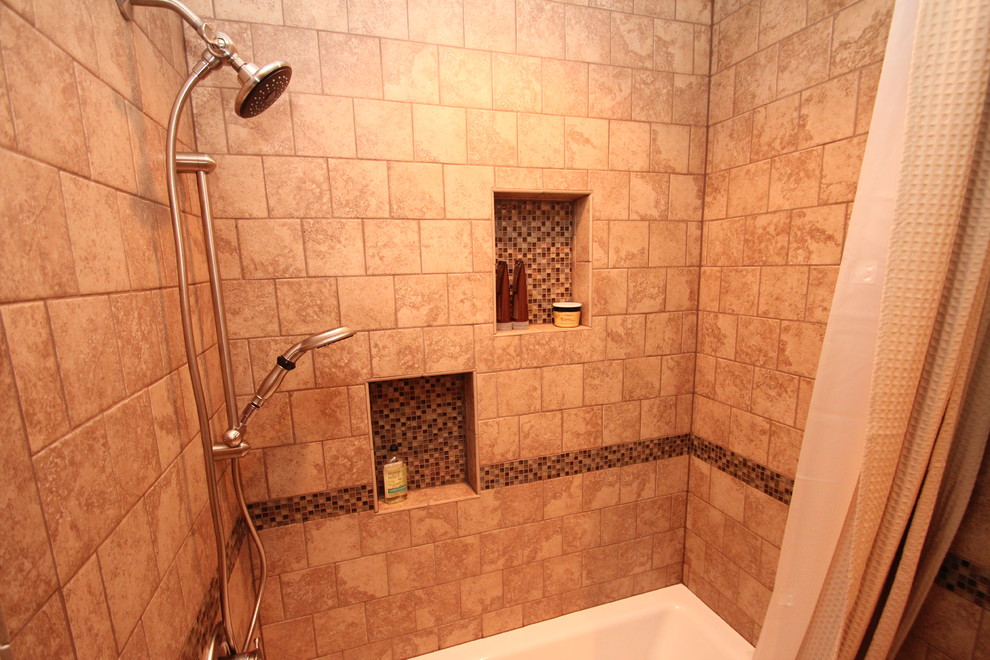 Idee per una stanza da bagno tradizionale con lavabo da incasso, ante in legno bruno, vasca ad alcova, vasca/doccia, piastrelle beige e pareti bianche