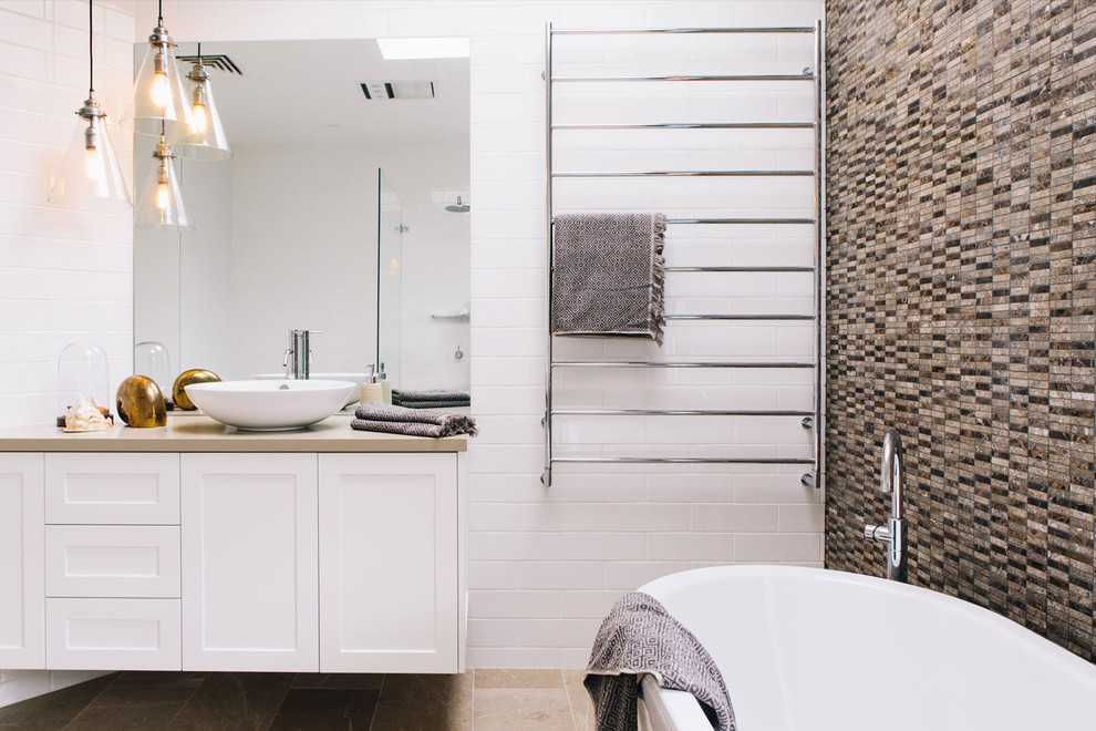 シドニーにあるトランジショナルスタイルのおしゃれな浴室 (シェーカースタイル扉のキャビネット、白いキャビネット、置き型浴槽、オープン型シャワー、ベージュのタイル、茶色いタイル、白いタイル、ボーダータイル、白い壁、ベッセル式洗面器) の写真