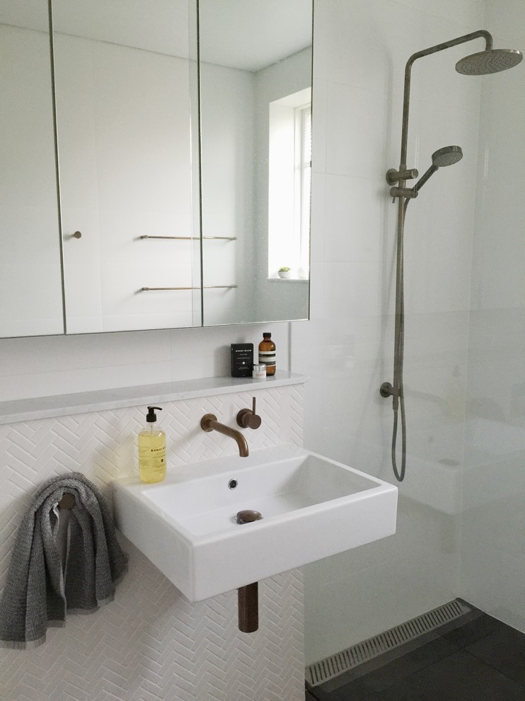 На фото: большая ванная комната в стиле модернизм с подвесной раковиной, мраморной столешницей, открытым душем, инсталляцией, белой плиткой, плиткой мозаикой, белыми стенами и бетонным полом