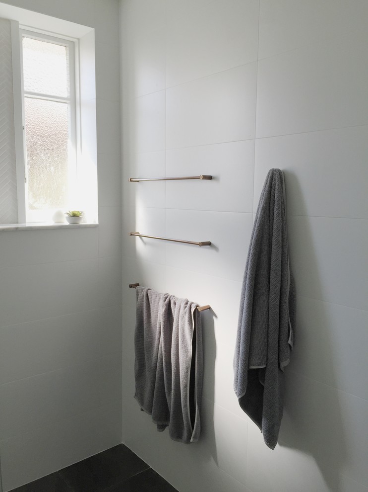 Источник вдохновения для домашнего уюта: большая ванная комната в стиле модернизм с подвесной раковиной, мраморной столешницей, открытым душем, инсталляцией, белой плиткой, плиткой мозаикой, белыми стенами и бетонным полом