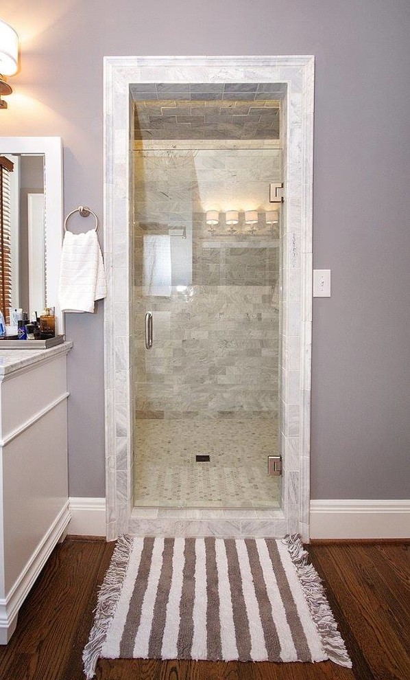 Foto di una stanza da bagno padronale american style di medie dimensioni con ante bianche, top in marmo, piastrelle grigie, piastrelle di vetro, pareti viola e pavimento in legno massello medio