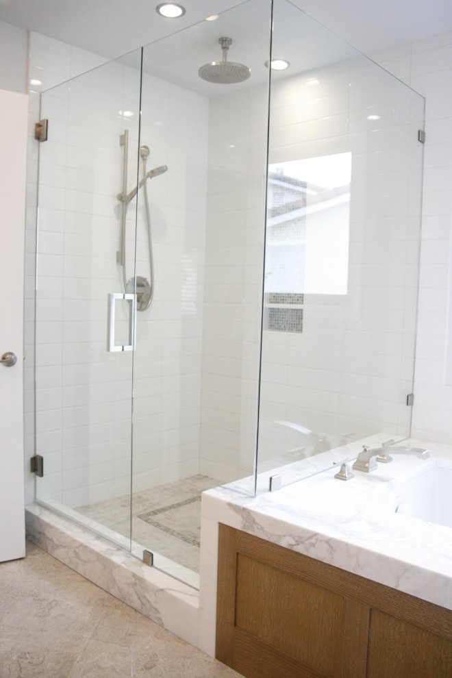 Foto di una stanza da bagno moderna di medie dimensioni con ante con riquadro incassato, ante beige, top in marmo e piastrelle beige