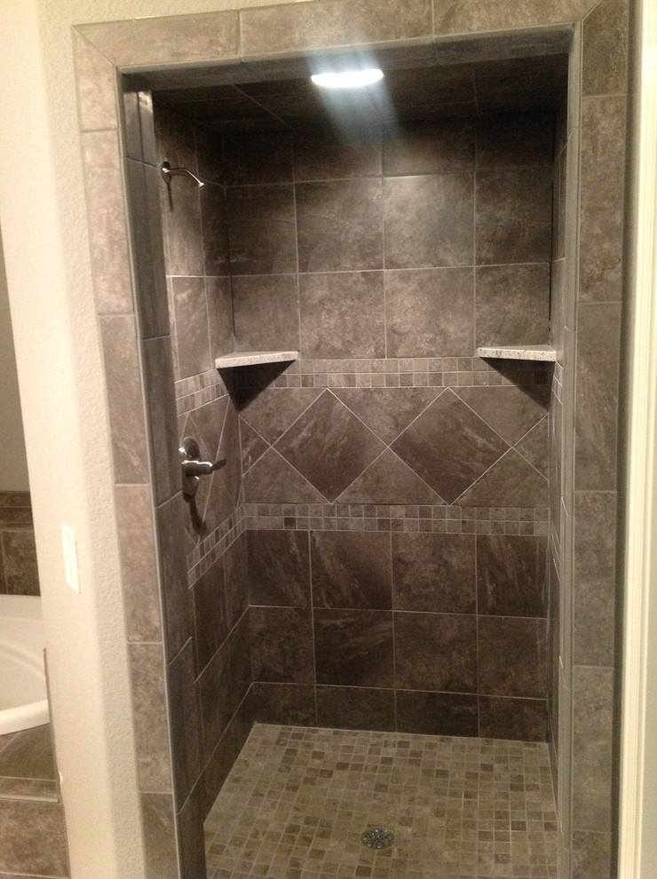 Idee per una stanza da bagno contemporanea con doccia aperta, piastrelle grigie e piastrelle in gres porcellanato