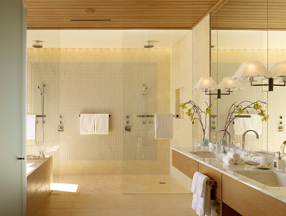 Источник вдохновения для домашнего уюта: главная ванная комната в современном стиле с фасадами цвета дерева среднего тона, двойным душем, врезной раковиной, мраморной столешницей, полновстраиваемой ванной и открытым душем