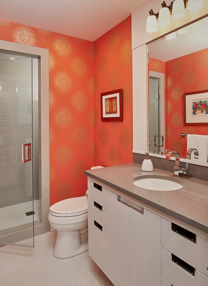 グランドラピッズにある広いトランジショナルスタイルのおしゃれな子供用バスルーム (フラットパネル扉のキャビネット、白いキャビネット、アルコーブ型シャワー、白いタイル、オレンジの壁、アンダーカウンター洗面器) の写真