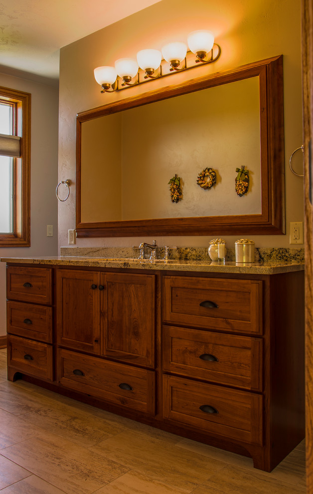Inspiration för ett mellanstort vintage badrum, med skåp i shakerstil, skåp i mörkt trä, beige väggar och klinkergolv i keramik
