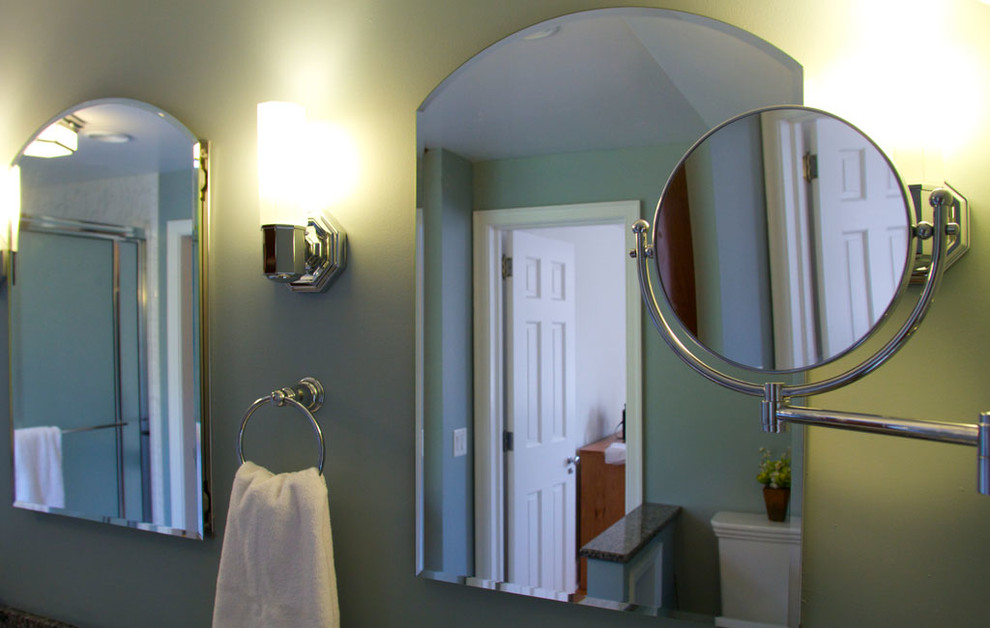 Idee per una stanza da bagno tradizionale con ante lisce, ante in legno scuro, top in granito, piastrelle bianche, pareti blu e pavimento con piastrelle in ceramica