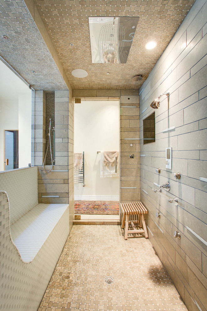 Mediterranes Badezimmer mit Doppeldusche und grauen Fliesen in Austin