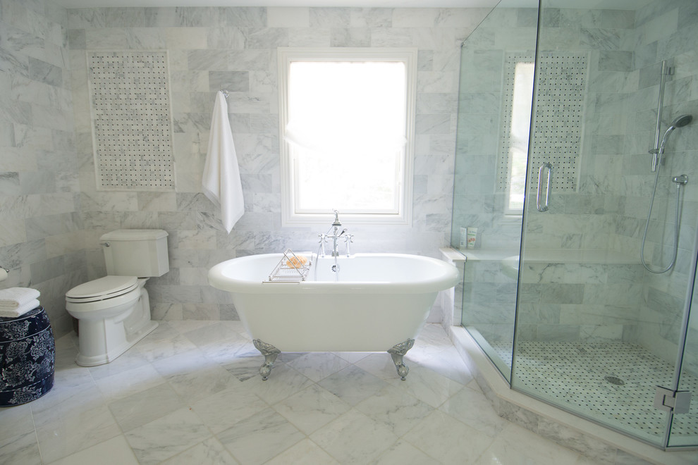 Пример оригинального дизайна: большая главная ванная комната в стиле неоклассика (современная классика) с фасадами с декоративным кантом, белыми фасадами, мраморной столешницей, отдельно стоящей ванной, угловым душем, разноцветной плиткой и каменной плиткой