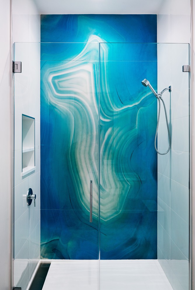 Inspiration pour une douche en alcôve design de taille moyenne avec un mur blanc et une cabine de douche à porte battante.