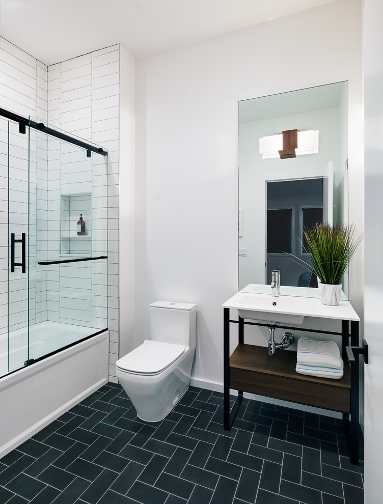 На фото: ванная комната среднего размера в современном стиле с ванной в нише, душем в нише, унитазом-моноблоком, белой плиткой, плиткой кабанчик, белыми стенами, подвесной раковиной и душем с раздвижными дверями с