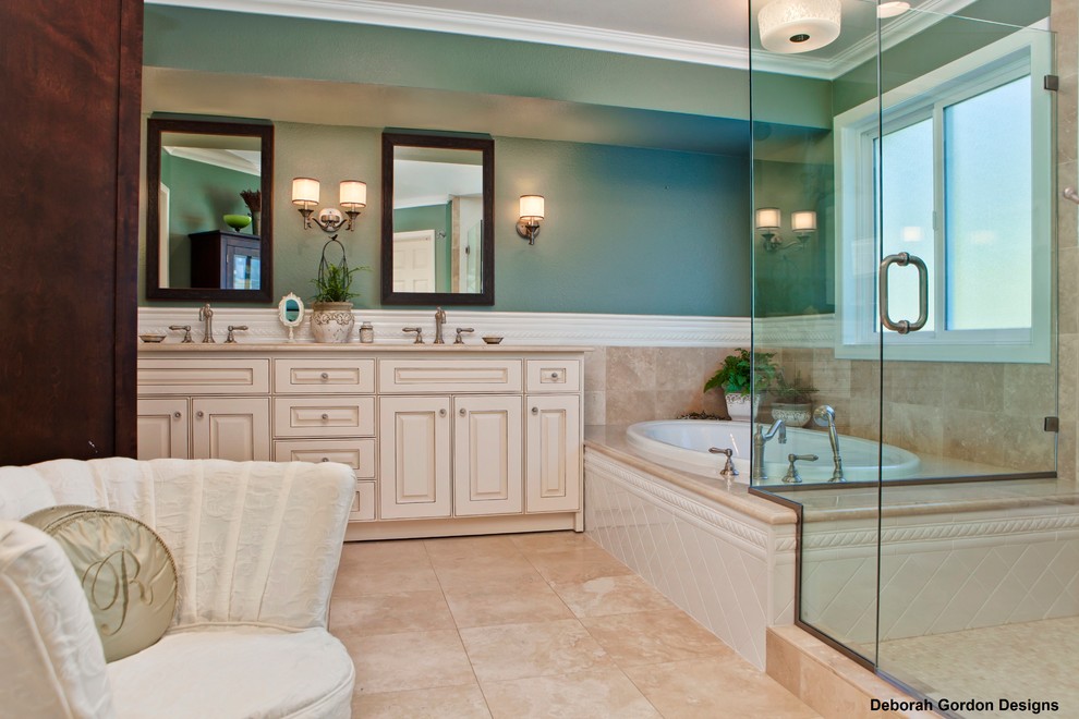 Источник вдохновения для домашнего уюта: большая главная ванная комната в классическом стиле с фасадами с выступающей филенкой, бежевыми фасадами, накладной ванной, угловым душем, зелеными стенами, врезной раковиной, белой плиткой, керамической плиткой, унитазом-моноблоком, полом из травертина и мраморной столешницей