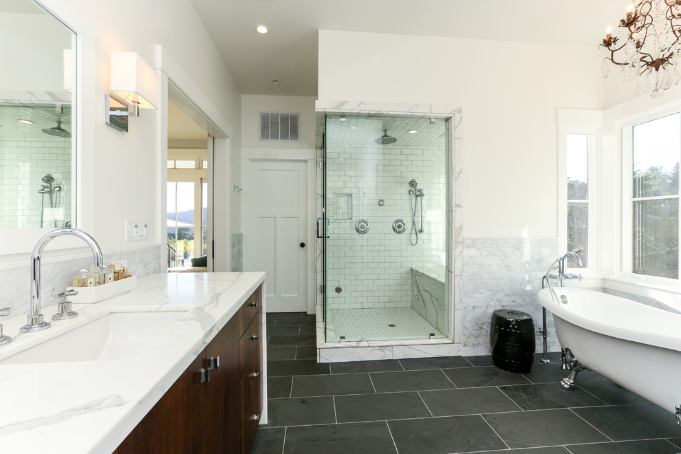 Foto på ett funkis badrum, med släta luckor, skåp i mörkt trä, ett badkar med tassar, en öppen dusch, vita väggar och skiffergolv
