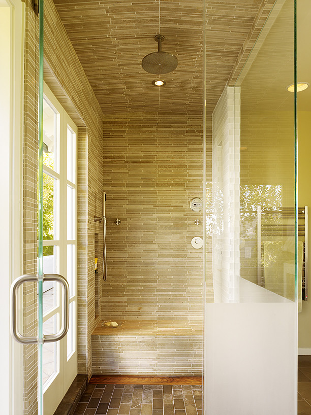 Cette photo montre un petit sauna moderne en bois brun avec un placard à porte plane, une baignoire indépendante, WC à poser, un carrelage marron, des dalles de pierre, un mur vert, parquet clair et un lavabo encastré.
