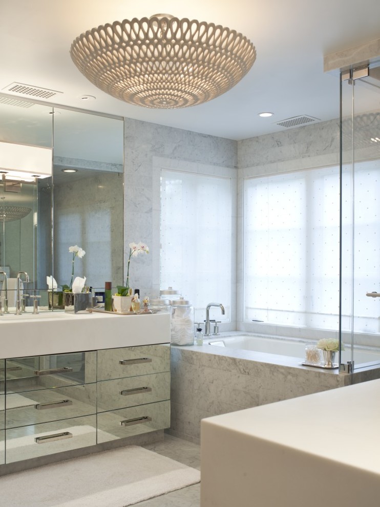Свежая идея для дизайна: ванная комната в стиле неоклассика (современная классика) с плоскими фасадами и ванной в нише - отличное фото интерьера