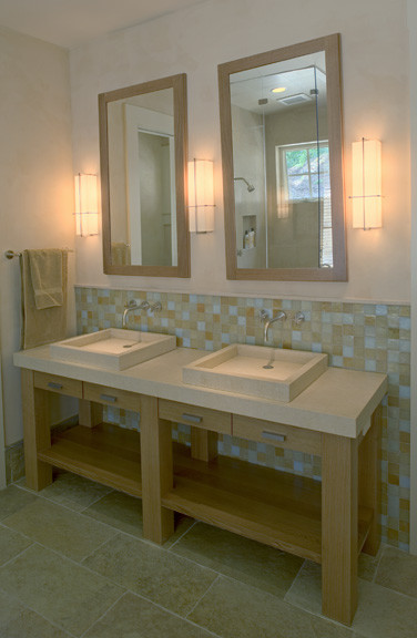 Immagine di una stanza da bagno padronale minimal di medie dimensioni con ante lisce, piastrelle di vetro, pareti bianche, pavimento in gres porcellanato, lavabo a bacinella, top in cemento e pavimento beige