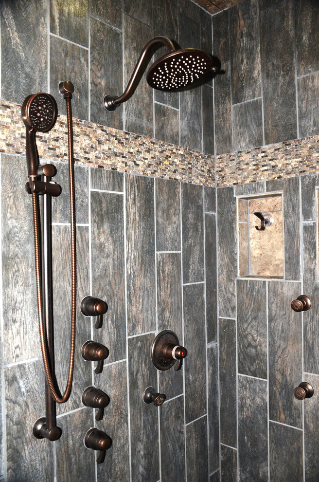 Idée de décoration pour une salle de bain principale chalet de taille moyenne avec une douche ouverte et des carreaux de porcelaine.