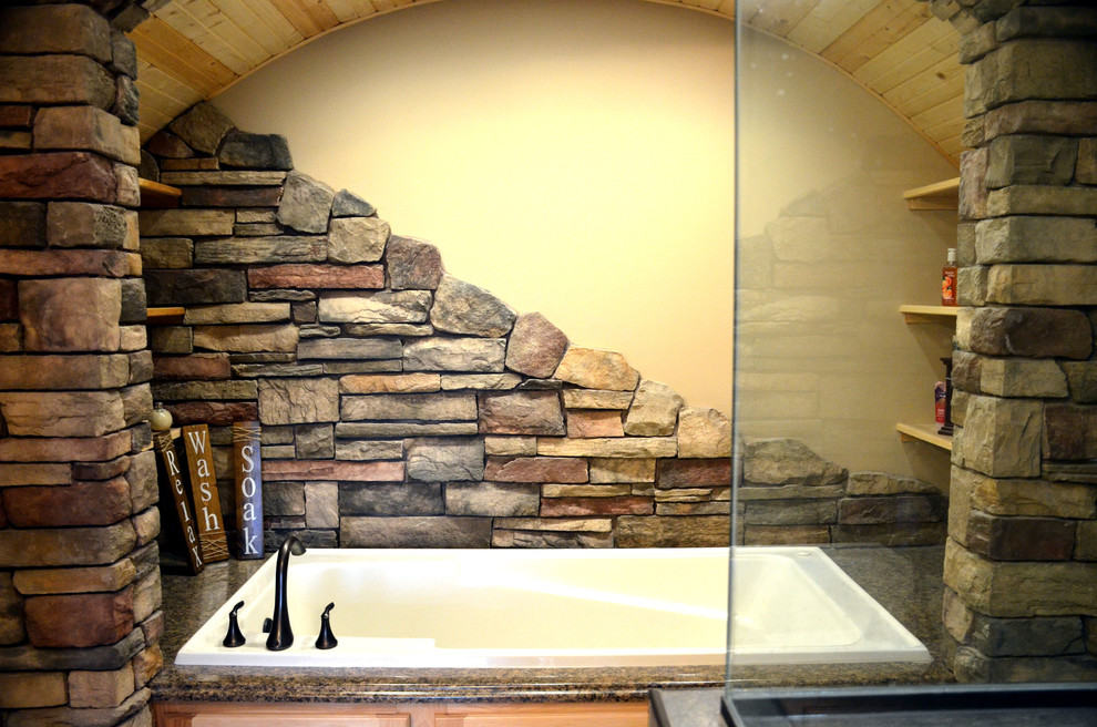 Cette photo montre une salle de bain principale montagne de taille moyenne avec une baignoire posée, un carrelage multicolore, des carreaux de céramique, un mur beige et un plan de toilette en stratifié.