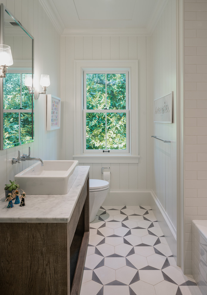 サンフランシスコにある高級な中くらいなコンテンポラリースタイルのおしゃれなバスルーム (浴槽なし) (フラットパネル扉のキャビネット、白いタイル、白い壁、ベッセル式洗面器、白い床、白い洗面カウンター、濃色木目調キャビネット、アルコーブ型浴槽、シャワー付き浴槽	、一体型トイレ	、サブウェイタイル、モザイクタイル、大理石の洗面台、シャワーカーテン) の写真