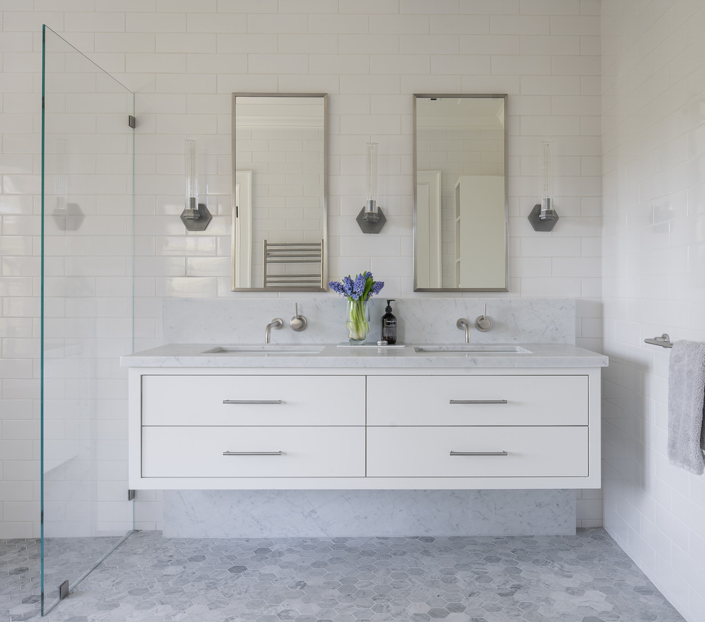 Diseño de cuarto de baño principal contemporáneo grande sin sin inodoro con armarios con paneles lisos, puertas de armario blancas, baldosas y/o azulejos blancos, paredes blancas, suelo con mosaicos de baldosas, lavabo bajoencimera, suelo gris, ducha abierta, encimeras grises, baldosas y/o azulejos de cemento, encimera de mármol y bañera exenta