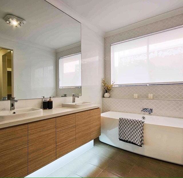 Inredning av ett modernt mellanstort badrum med dusch, med möbel-liknande, skåp i mellenmörkt trä, ett fristående badkar, brun kakel, porslinskakel, grå väggar, klinkergolv i porslin och bänkskiva i kvarts