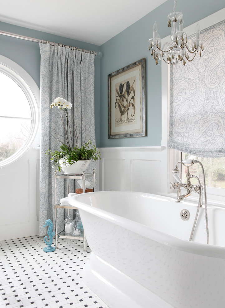 Diseño de cuarto de baño azulejo de dos tonos tradicional con bañera exenta