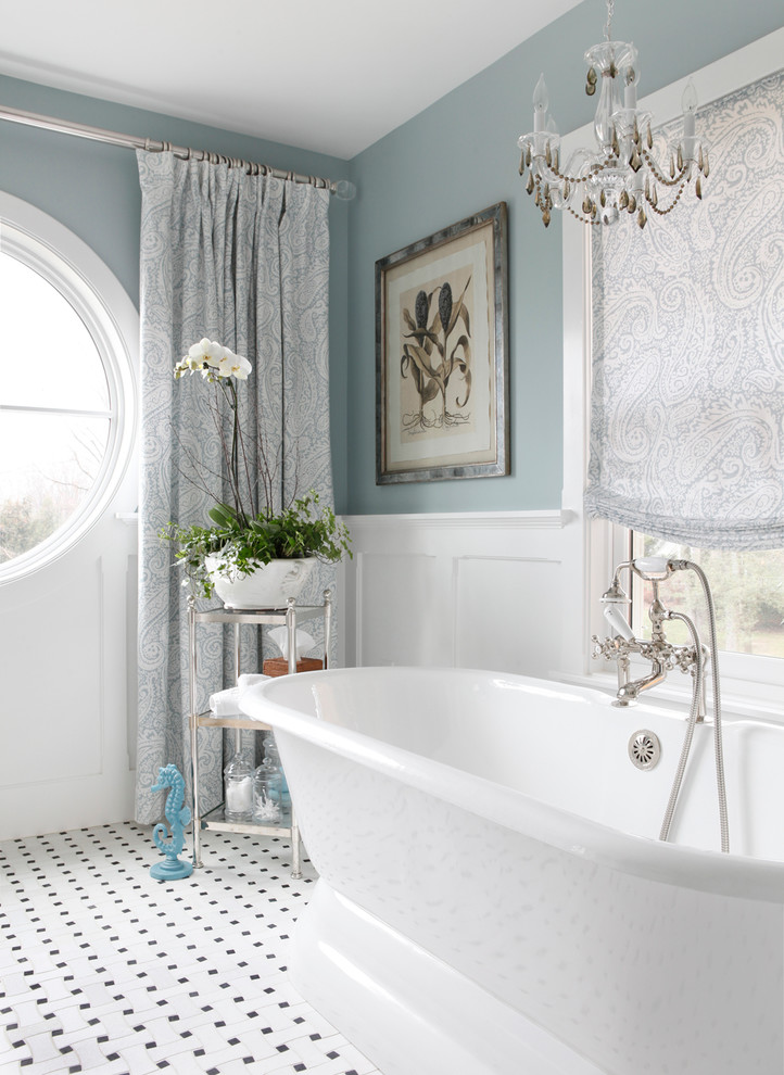 Elegant freestanding bathtub photo in New York