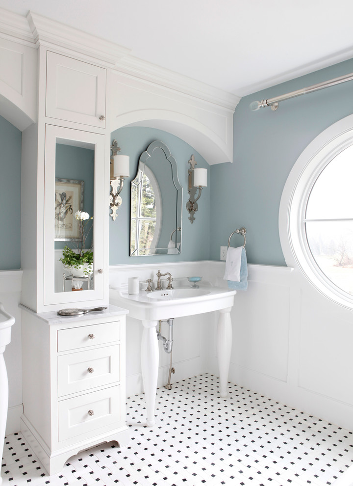 Стильный дизайн: ванная комната в классическом стиле с консольной раковиной - последний тренд