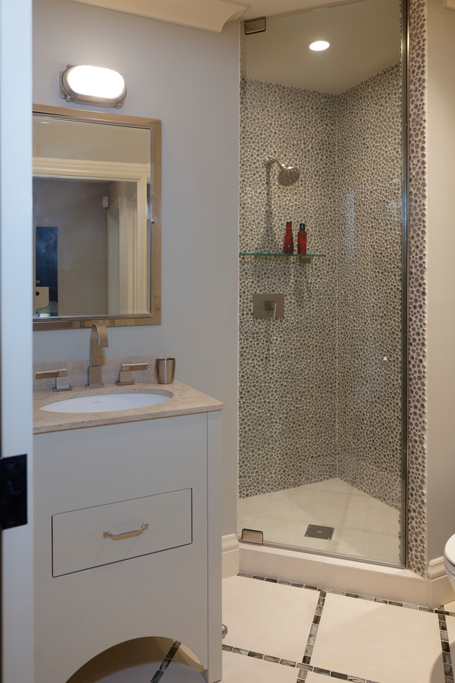 Exempel på ett stort modernt badrum, med släta luckor, vita skåp, en dusch i en alkov, grå kakel, tunnelbanekakel, flerfärgat golv och dusch med gångjärnsdörr