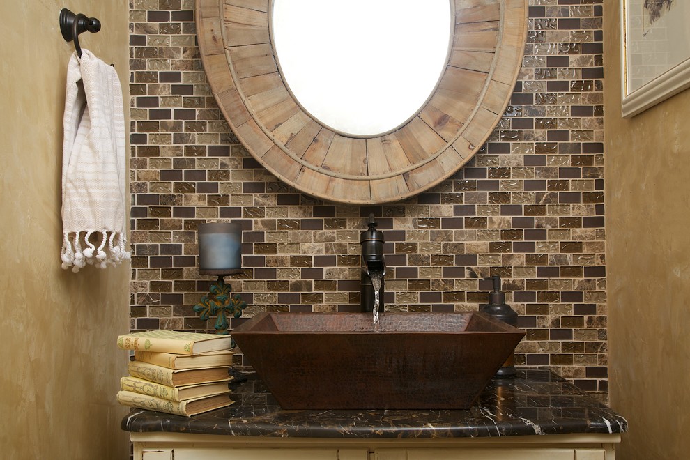 Idéer för små maritima badrum med dusch, med skåp i slitet trä, beige kakel, brun kakel, mosaik, beige väggar, ett fristående handfat och bänkskiva i kvarts