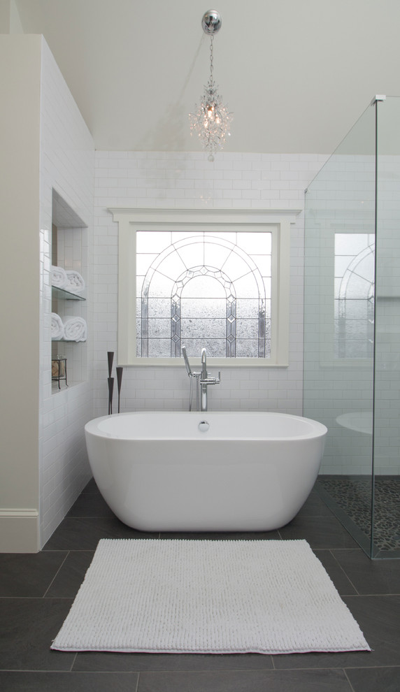 Пример оригинального дизайна: главная ванная комната среднего размера в классическом стиле с фасадами с утопленной филенкой, белыми фасадами, отдельно стоящей ванной, душем без бортиков, раздельным унитазом, белой плиткой, керамической плиткой, белыми стенами, полом из керамогранита, врезной раковиной и мраморной столешницей