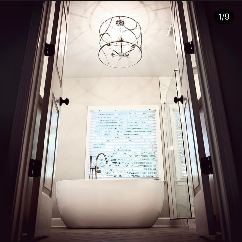 На фото: главная ванная комната среднего размера в стиле неоклассика (современная классика) с фасадами в стиле шейкер, серыми фасадами, отдельно стоящей ванной, двойным душем, раздельным унитазом, желтой плиткой, керамогранитной плиткой, белыми стенами, полом из плитки под дерево, врезной раковиной, столешницей из искусственного кварца, коричневым полом, душем с распашными дверями, белой столешницей, нишей, тумбой под две раковины и встроенной тумбой с