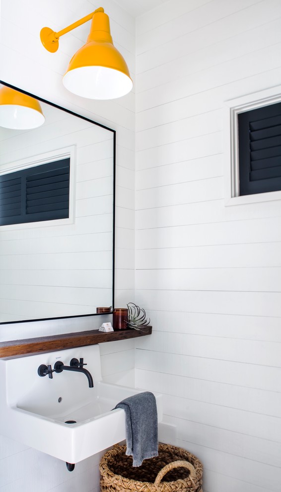 Идея дизайна: ванная комната в морском стиле с белыми стенами и подвесной раковиной