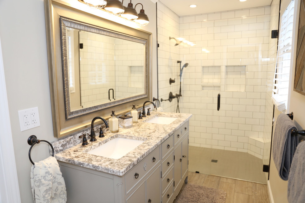 Идея дизайна: ванная комната среднего размера в классическом стиле с плоскими фасадами, белыми фасадами, душем в нише, белой плиткой, душевой кабиной, врезной раковиной и душем с распашными дверями