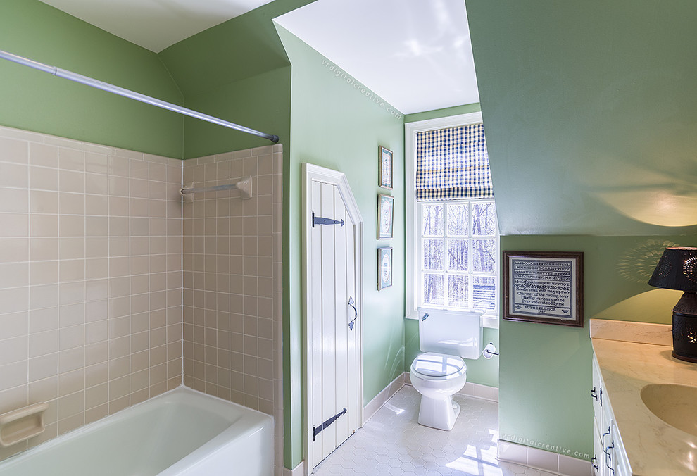 На фото: главная ванная комната среднего размера в классическом стиле с белыми фасадами, ванной в нише, душем над ванной, раздельным унитазом, бежевой плиткой, керамической плиткой, зелеными стенами, полом из керамической плитки, монолитной раковиной, мраморной столешницей и белым полом с