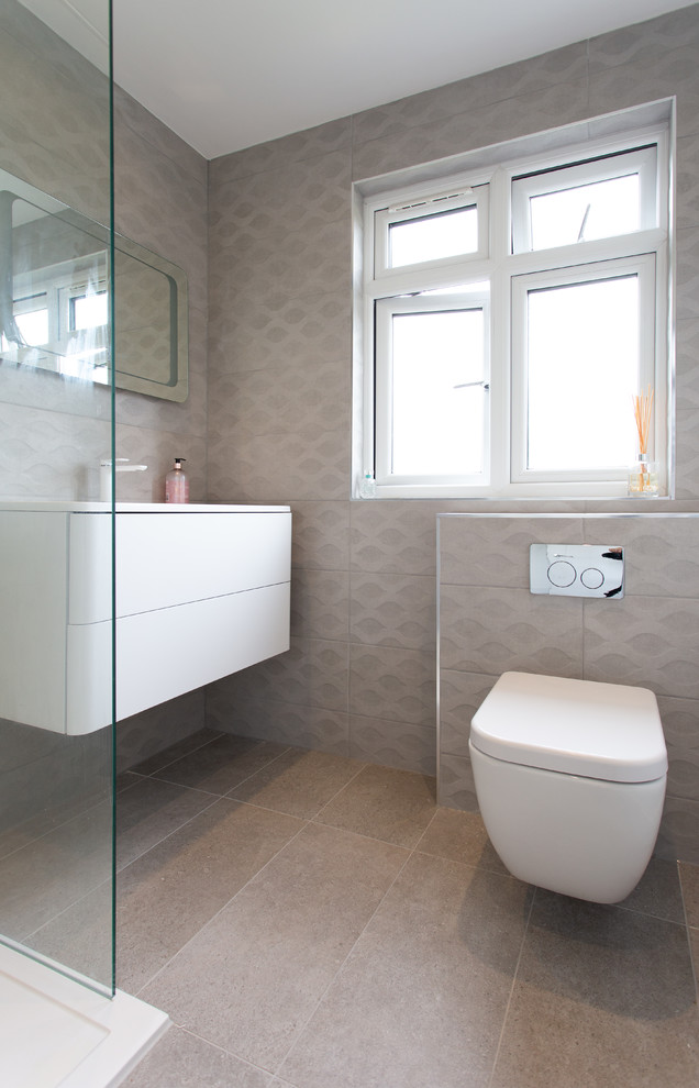 Пример оригинального дизайна: ванная комната в современном стиле с плоскими фасадами, белыми фасадами, угловым душем, инсталляцией, бежевой плиткой, бежевыми стенами, душевой кабиной, бежевым полом, открытым душем и белой столешницей