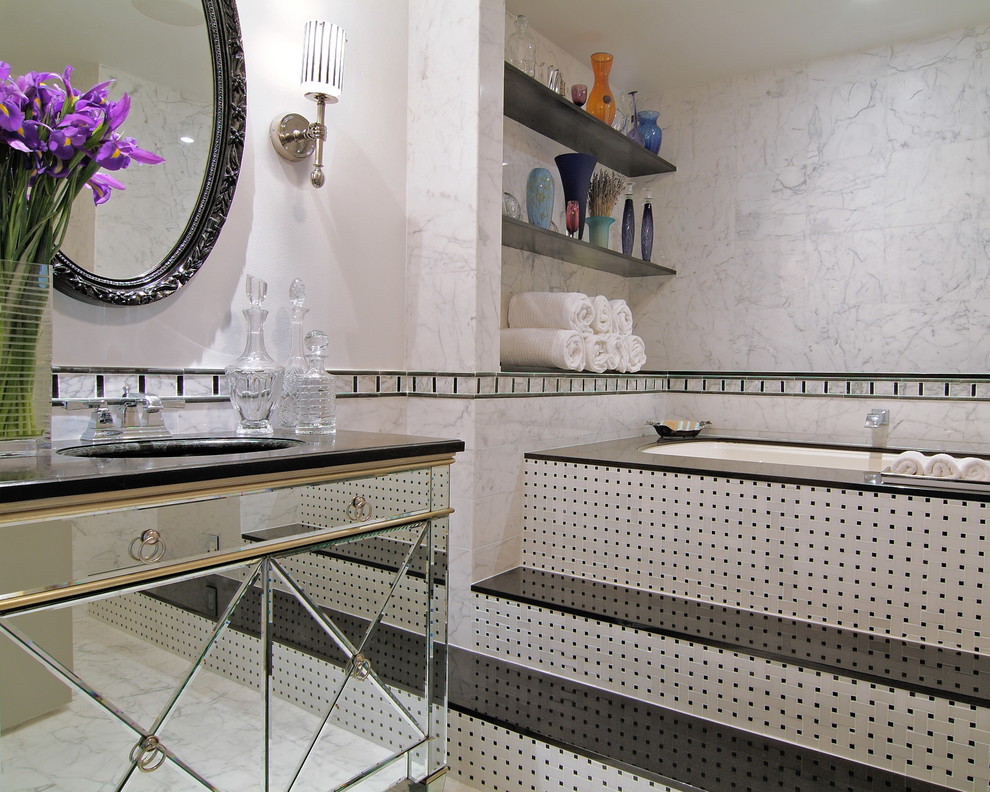 Идея дизайна: ванная комната: освещение в современном стиле с врезной раковиной, стеклянными фасадами, полновстраиваемой ванной и белой плиткой
